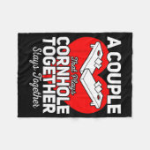 A Couple That Plays Cornhole Together - Valentine’ Fleecedecke (Vorderseite (Horizontal))