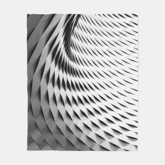 A curved facade covered in white latticework fleecedecke (Vorderseite)