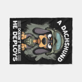 A Dachshund Doesn’t Walk He Deploys _ Wiener Dog Fleecedecke (Vorderseite (Horizontal))