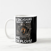 A Dachshund Doesn’t Walk He Deploys _ Wiener Dog Kaffeetasse (Links)