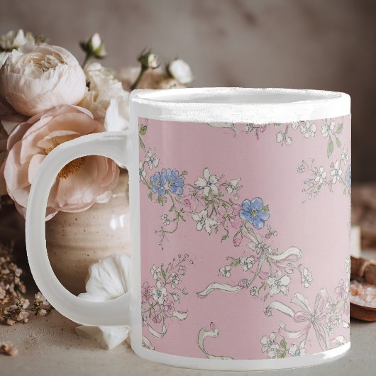 a delicate bouquet of wildflowers on a pink backgr Jumbo-Tasse