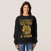 A Dog Who Lives in New York Yorkshire Terrier Hum Sweatshirt (Vorne ganz)