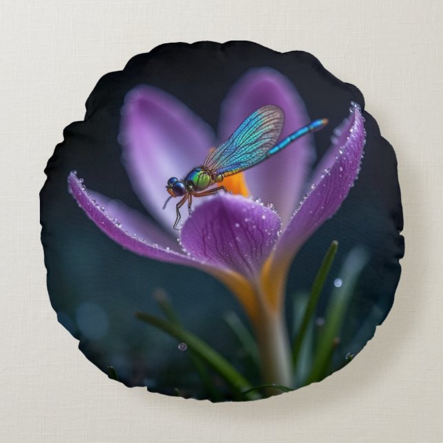 A dragonfly on a crocus flower rundes kissen (Vorderseite)