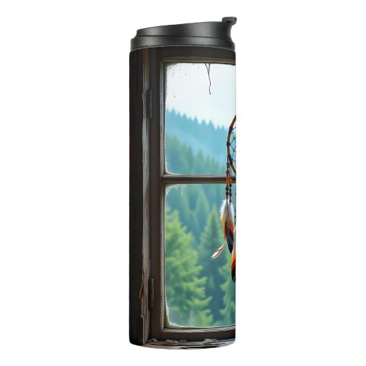 A Dreamcatcher in a Window overlooking Mountains Thermosbecher (Nach links gedreht)