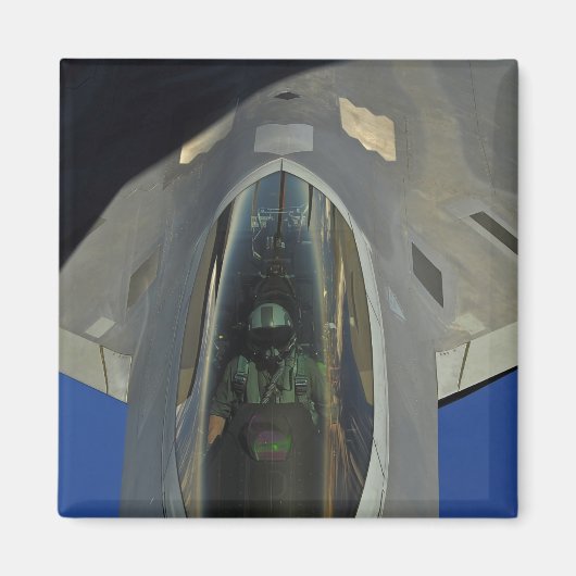 A F-22 Raptor erhält Treibstoff von einem KC-135 Magnet (Vorne)