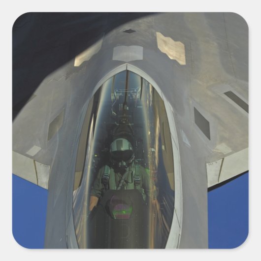 A F-22 Raptor erhält Treibstoff von einem KC-135 Quadratischer Aufkleber (Vorderseite)
