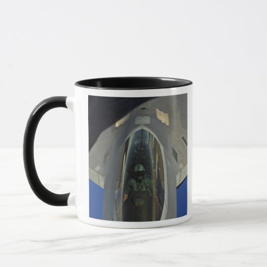 A F-22 Raptor erhält Treibstoff von einem KC-135 Tasse (Links)