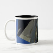 A F-22 Raptor erhält Treibstoff von einem KC-135 Zweifarbige Tasse (Links)