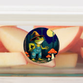 A Familiar Toad Witch Foraging At Night Etiketten (Befestigt)