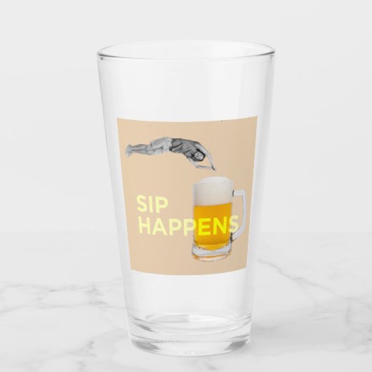 A fun and quirky “Sip Happens” pint glass Glas (Vorderseite)