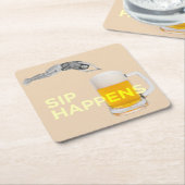 A fun “Sip Happens” coaster Rechteckiger Pappuntersetzer (angewinkelt)