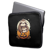 A funny sloth celebrating Halloween Essential T-Sh Laptopschutzhülle (Vorderseite Links)