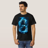 a ghost ship, a pirate ship, a foggy ship, the Fly T-Shirt (Vorne ganz)