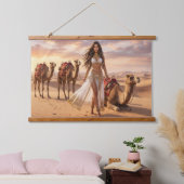 A Graceful Woman with Camels at Sunset Wandteppich Mit Holzrahmen (Schlafzimmer)