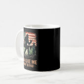 A Guy Like Me Is Hard To Find Bigfoot Funny Hiking Kaffeetasse (Vorderseite Links)