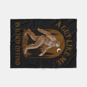 A Guy Like Me Is Hard To Find Funny Bigfoot Sasqua Fleecedecke (Vorderseite (Horizontal))