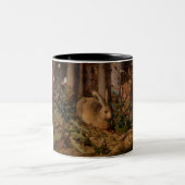 A Hare in the Forest (von Hans Hoffmann) Zweifarbige Tasse (Mittel)