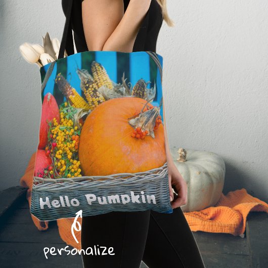A holiday basket with pumpkins  tasche