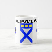 A Kirkpatrick mug featuring blue badges Kaffeetasse (Mittel)