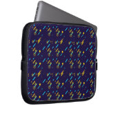 A laptop sleeve with a vibrant geometric pattern (Vorne Rechts)