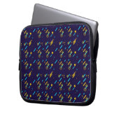 A laptop sleeve with a vibrant geometric pattern (Vorderseite Links)
