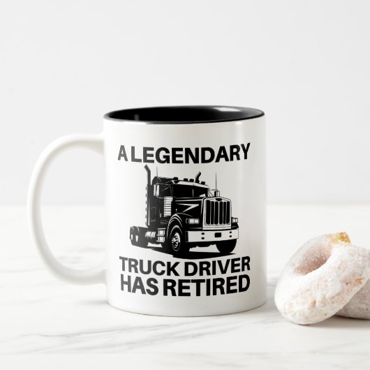 A Legendary Truck Driver Has Retired Zweifarbige Tasse (Mit Donut)