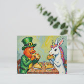 A leprechaun and a unicorn rabbit eating tacos postkarte (Stehend Vorderseite)