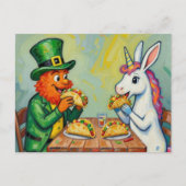 A leprechaun and a unicorn rabbit eating tacos postkarte (Vorderseite)