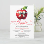 A Little Apple Is On The Way | Fall Baby Shower Einladung (Stehend Vorderseite)