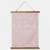 A Little Blessing Nursery James 1:17 Pink - Eine S Wandteppich Mit Holzrahmen (Vorderseite)