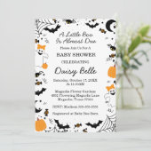 A Little Boo Is Almost Due Halloween Baby Shower Einladung (Stehend Vorderseite)