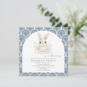 A Little Bunny Dusty Blue Baby Shower Invitation (Stehend Vorderseite)