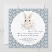 A Little Bunny Dusty Blue QR Code Baby Shower Einladung (Vorderseite)
