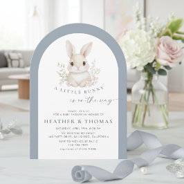 A Little Bunny Elegant Dusty Blue Arch Baby Shower Einladung