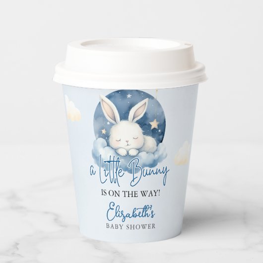 a Little Bunny is on the way Baby Shower Boy Pappbecher (Vorderseite)