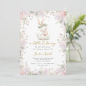 A little Bunny Is On The Way Baby Shower Einladung (Stehend Vorderseite)