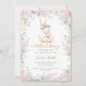 A little Bunny Is On The Way Baby Shower Einladung (Vorderseite)