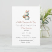 A Little Bunny is on the Way Invitation Einladung (Stehend Vorderseite)