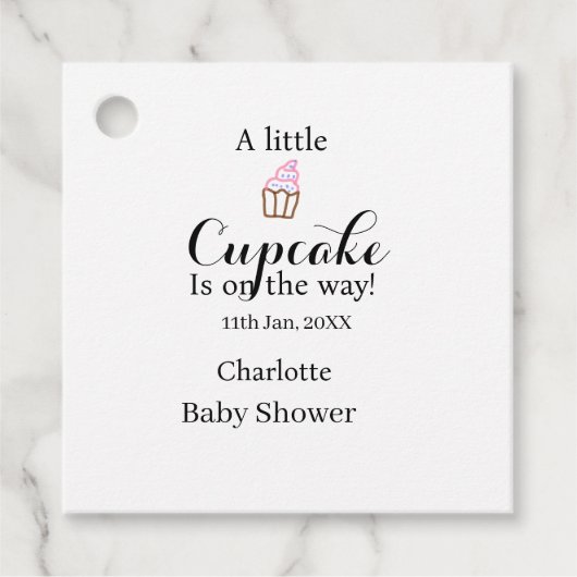 A little cupcake is on its way baby shower name da geschenkanhänger (Vorderseite)
