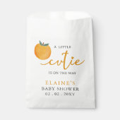 A Little Cutie Is On The Way Orange Baby Shower Geschenktütchen (Vorderseite)