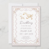 A Little Duckling is on The Way Baby Shower Einladung (Vorderseite)