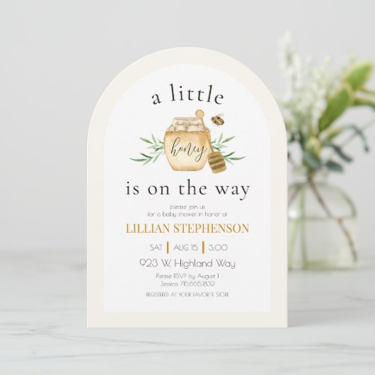 A Little Honey Is On The Way Bee Baby Shower Einladung (Stehend Vorderseite)