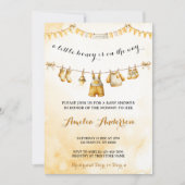 A little Honey On The Way Clothesline Baby Shower Einladung (Vorderseite)