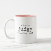 A Little Judgy Yet Often Right Witty Cheeky Quote Zweifarbige Tasse (Links)