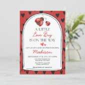 A Little Love Bug Baby Shower Invitation Einladung (Stehend Vorderseite)