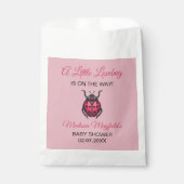 A Little Love Bug Is On The Way Ladybug Geschenktütchen (Vorderseite)