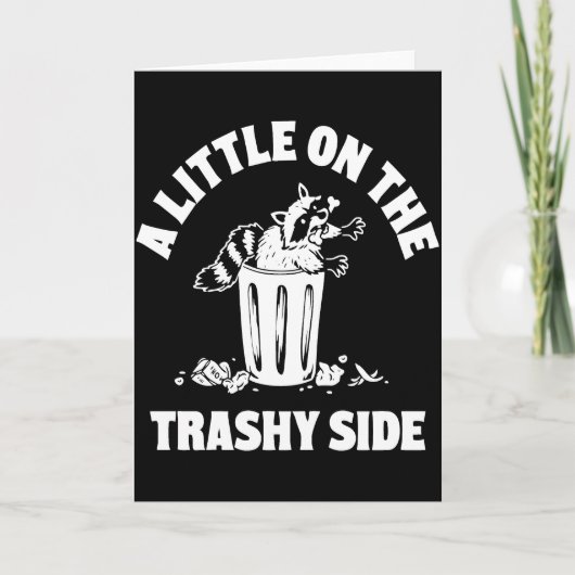 A Little On The Trashy Side – Funny Raccoon Trash Karte (Vorderseite)