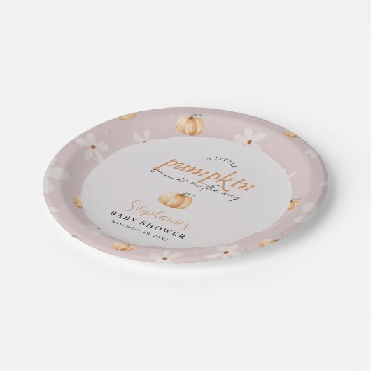 A Little Pumpkin Is On The Way Fall Baby Shower Pappteller (Schrägansicht)