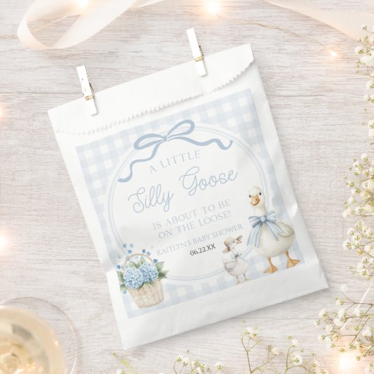 A Little Silly Goose Blue Floral Bow Baby Shower Geschenktütchen (Ausgeschnitten)