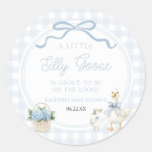 A Little Silly Goose Blue Floral Bow Baby Shower Runder Aufkleber (Vorderseite)